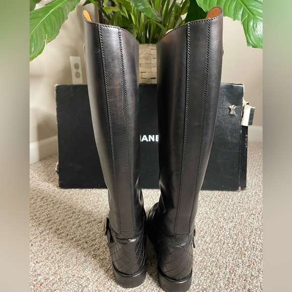 Authentic Chanel boots 37.5 excellent condition - Picture 6 of 15